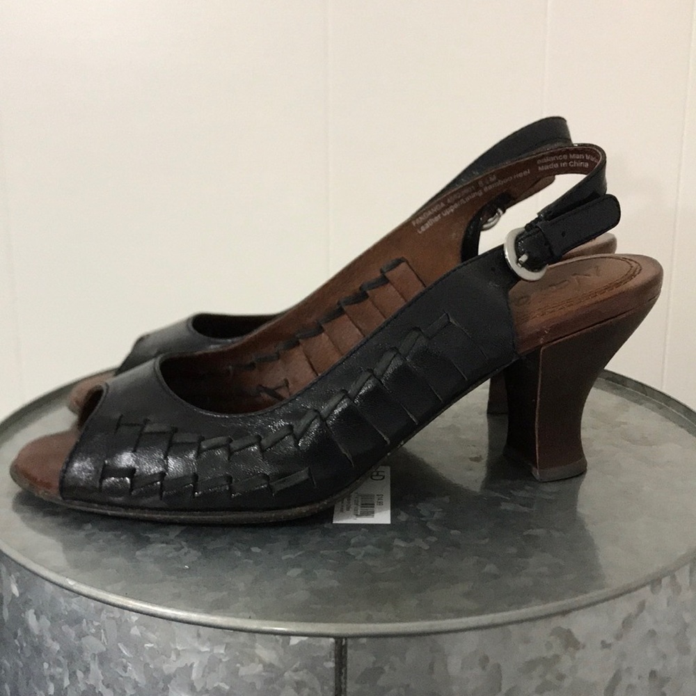 Naya Leather Sandals